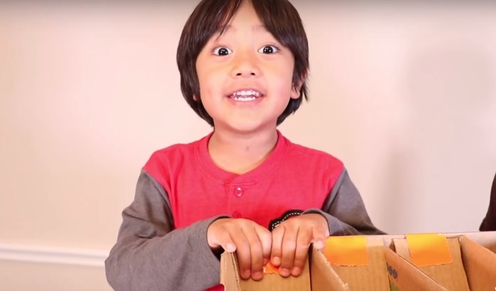 Conoce al niño de 6 años que gana millones compartiendo esta sencilla actividad en Youtube