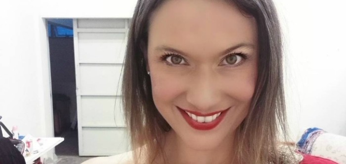 Catherine Mazoyer se luce posando en sensual y delicada lencería