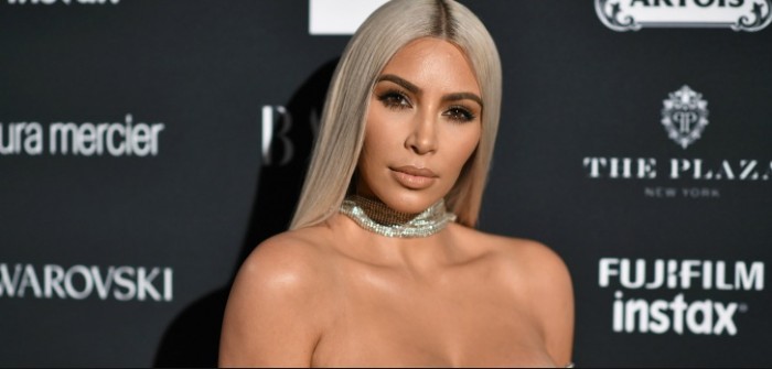 Kim Kardashian deslumbra en Navidad con elegante vestido 'vintage'