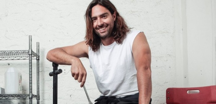 Actor Cristián Riquelme cautivó en redes sociales con imagen de '16': su primera novela