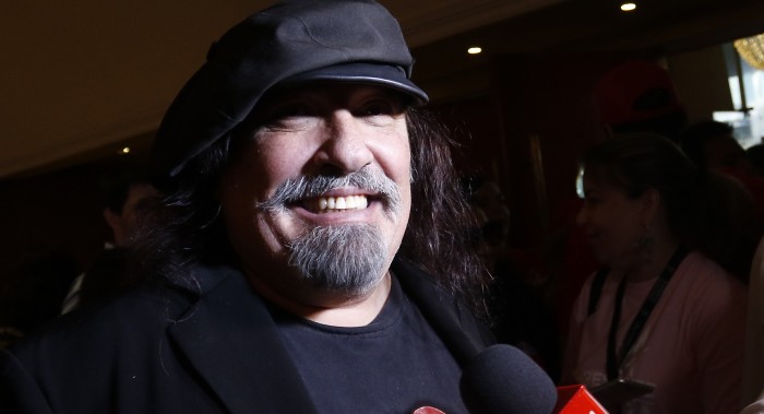 Negro Piñera llegó acompañado de Yasmín Valdés a celebración de su hermano Sebastián