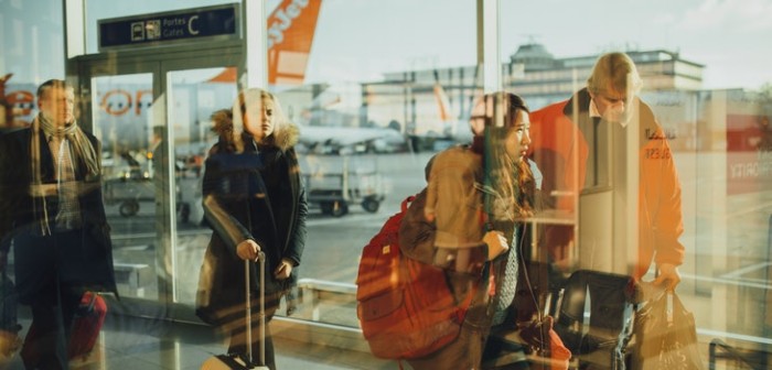 La especial forma en que azafata calmó a pasajeros de un vuelo retrasado en Navidad