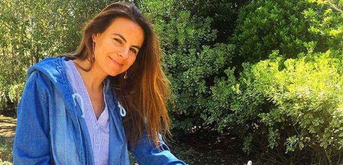 Pía Guzmán luce su figura en traje de baño junto a su bebé de 3 meses