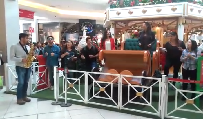 Intervención navideña: clientes fueron sorprendidos con villancicos en mall de Talcahuano