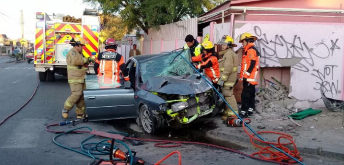 Conductor terminó incrustado en hogar de anciano tras perder control del vehículo