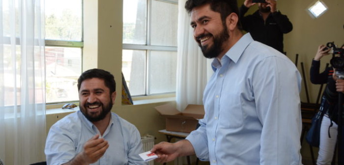 Curioso momento: alcalde de Talcahuano votó frente a su 