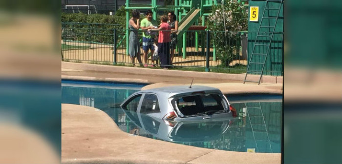 Insólita confusión en Valparaíso: conductora iba a votar y cayó a piscina junto a su auto
