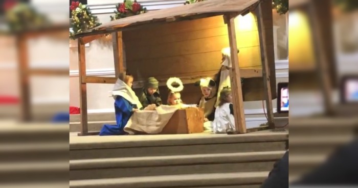 Todo iba bien en esta obra navideña... hasta que la oveja secuestró al Niño Jesús