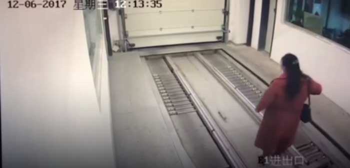Mujer china fue atropellada en un estacionamiento por no dejar de mirar su celular
