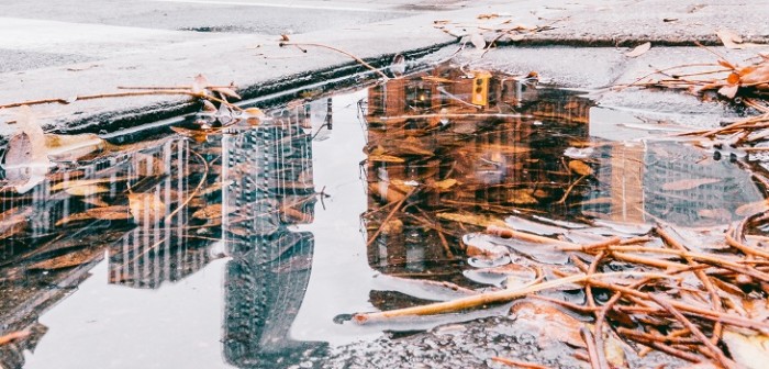 Imagen viral de niña que toma agua de charco impacta en Argentina: quería capear el calor