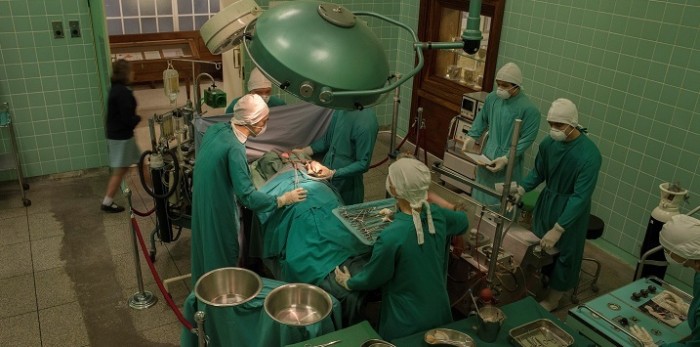 Cirujano británico grabó sus iniciales en hígados de dos pacientes