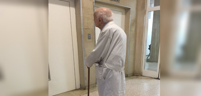 Esto es vocación: médico de 91 años sigue atendiendo en un hospital y sin recibir sueldo
