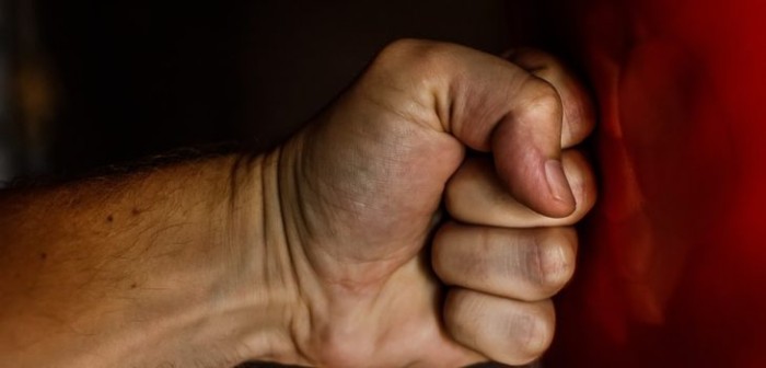 Hijo no podrá pasar Año Nuevo en la casa de su madre tras agredirla por una polera