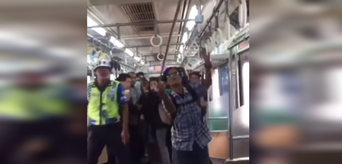 Hombre mató con sus propias manos a serpiente que estaba suelta en tren: se volvió viral