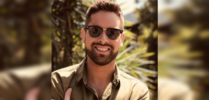 Michael Roldán exhibió su original árbol de Navidad ideal para espacios pequeños