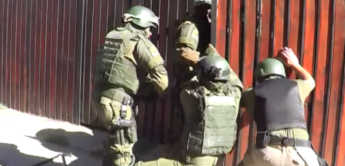 Detienen a líder de clan dedicado al narcotráfico: tenía $24 millones en sus bolsillos