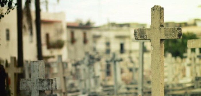 Terrible: mujer fue hallada muerta con crucifijo en la boca en cementerio argentino