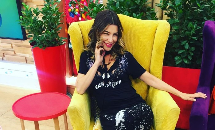 Francisca Merino se lució con destapado look en programa especial de Bienvenidos