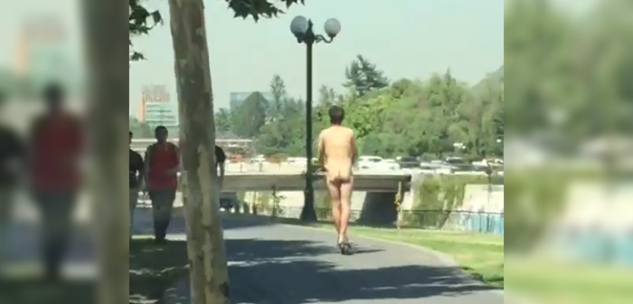 No aguantó el calor: captan a joven desnudo sobre su scooter en Providencia