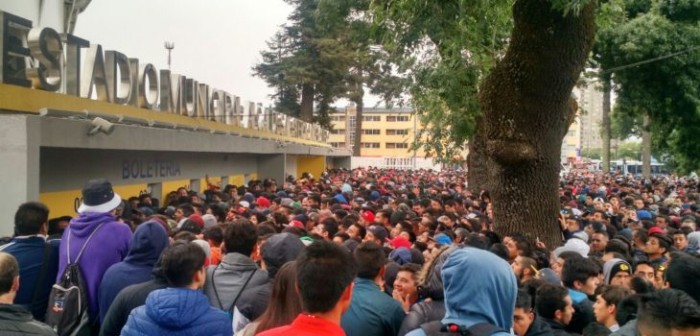 Más de 5 mil hinchas esperan en Collao por entradas para partido de Huachipato y Colo Colo