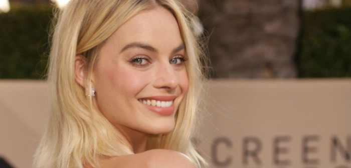 El look con el que Margot Robbie reafirma que las plumas serán tendencia este 2018