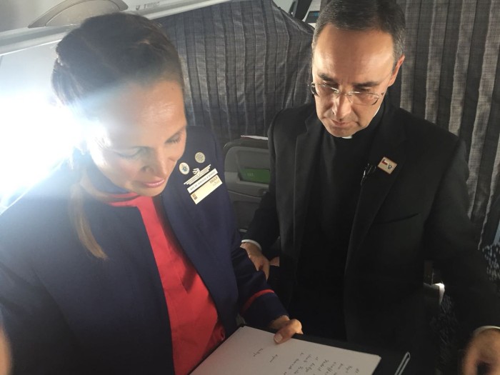Pareja fue casada por el Papa en avión