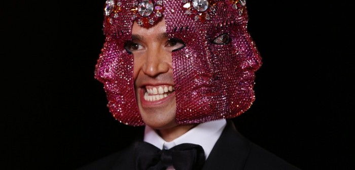 ¡Lo hizo otra vez! Di Mondo robó miradas con peculiar look en Festival del Huaso de Olmué