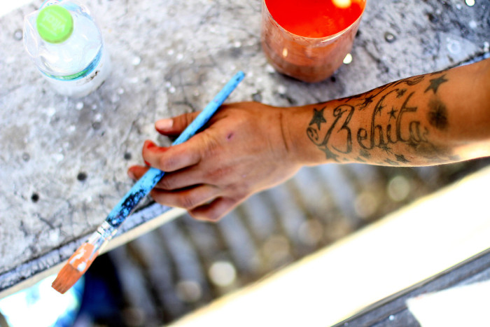 Vecinos de Villa Francia pintan mural ante 