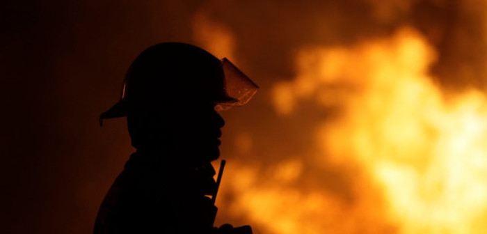 Incendio afectó al menos cinco pisos en torre de departamentos en Santiago