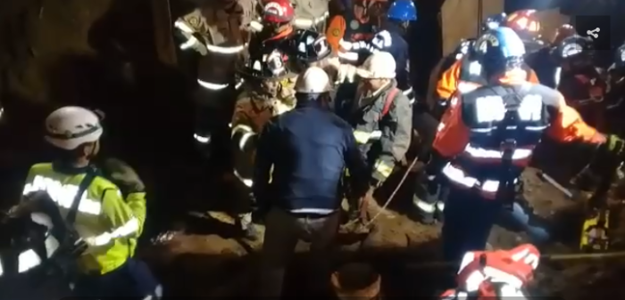 Trabajador estuvo atrapado 5 horas en agujero de fango en Reñaca: fue derivado al hospital