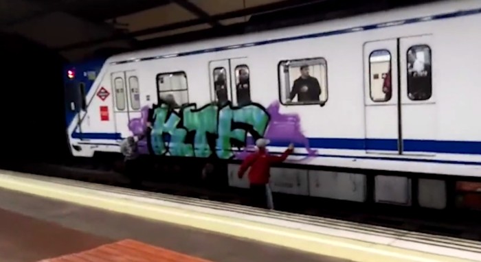 Video registra violenta acción de conductor de metro para espantar a grafiteros en Madrid