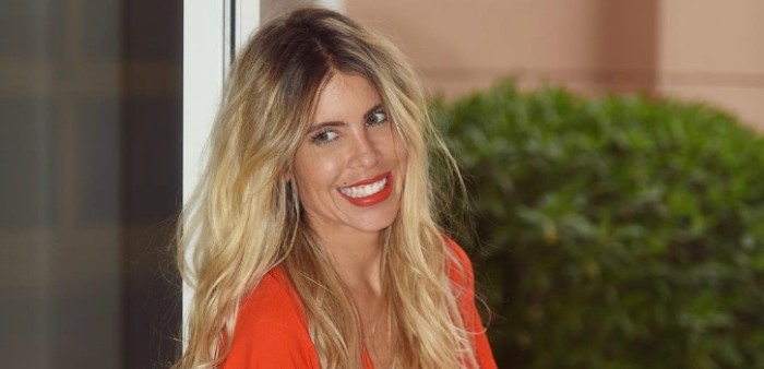 A lo Victoria Beckham: Coté López posó en pijama y tacos para criticar la moda chilena