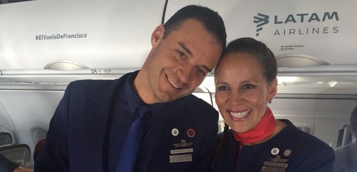 Por primera vez en la historia: Papa Francisco casó a una pareja en avión hacia Iquique