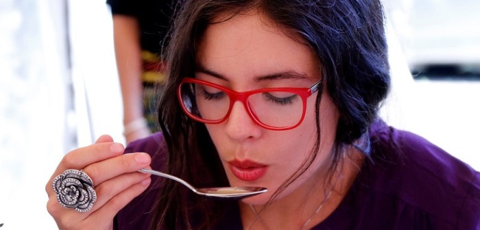 Hija de Camila Vallejo se robó la atención en tradicional caldillo del PC