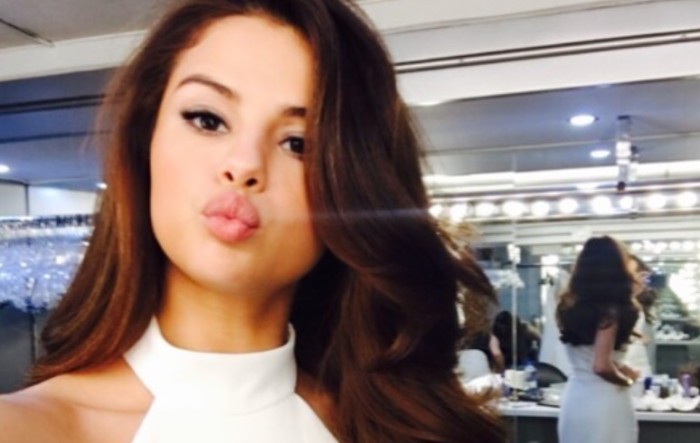 Selena Gomez deja al descubierto prominente cicatriz mientras disfruta de sus vacaciones