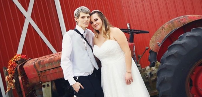 Adolescente con cáncer terminal cumple anhelado sueño al casarse con amor de su infancia