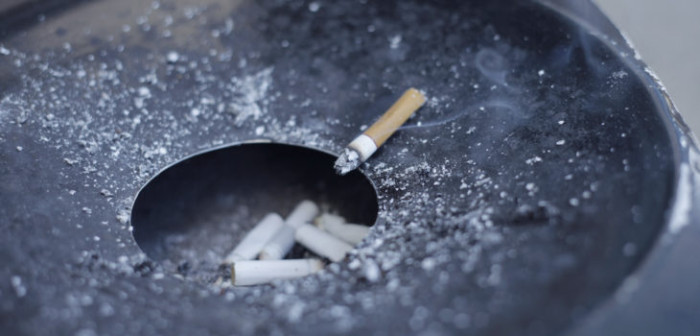 Mamá compartió video de su hijo de 11 meses fumando y se ganó ola de críticas: 