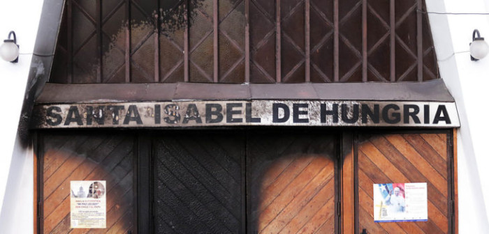 A días de visita del Papa: 3 iglesias católicas capitalinas sufrieron ataques incendiarios