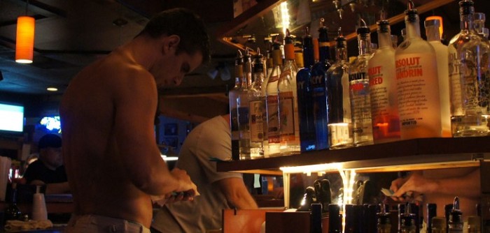 Hombres heterosexuales se vuelven más 'cariñosos' con sus pares tras beber alcohol
