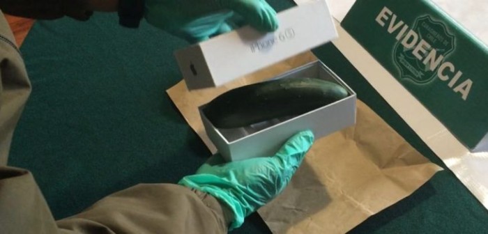 ¡Estafadora! Mujer vendió celular pero al final entregó un pepino dentro de una caja