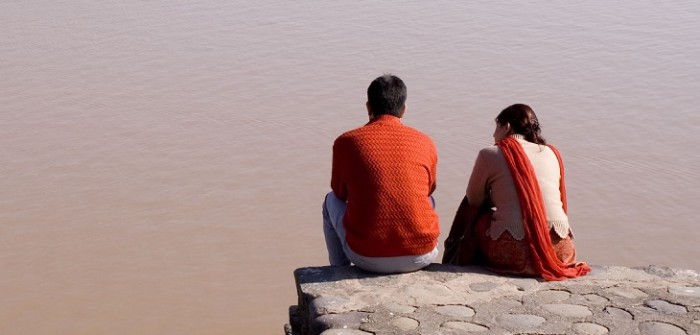 Pareja a días de casarse recibe cruel castigo en Indonesia por inocente comportamiento