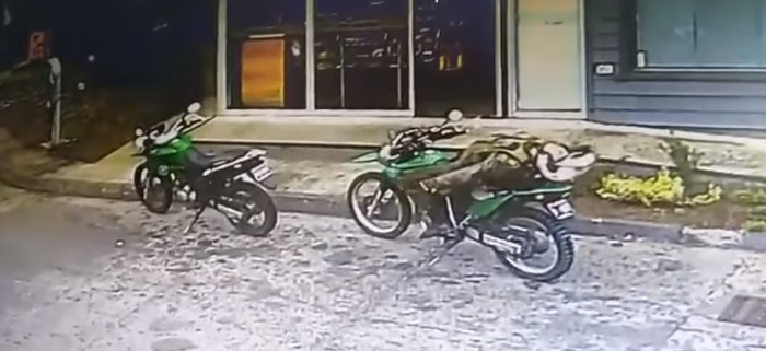 Demasiado relajado: graciosa caída de carabinero en su motocicleta se volvió viral