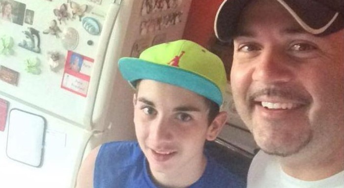 Padre hizo inquietante hallazgo en celular de su hijo: lo denunció a la policía