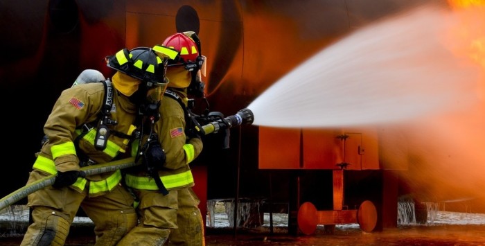 Video capta a niño que es lanzado desde edificio en llamas: fue atrapado por bombero