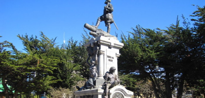 Joven cayó de monumento a Magallanes tras subir a tomarse una fotografía: está en la UCI