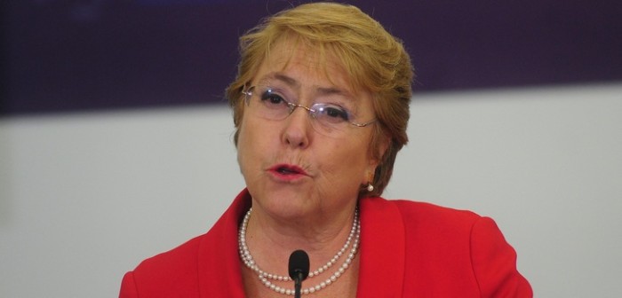Michelle Bachelet vivió molesto lapsus en actividad de textos escolares: lo tomó con humor