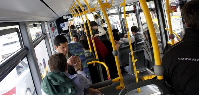 Discriminador mensaje contra homosexuales en bus del Transantiago enojó en redes sociales