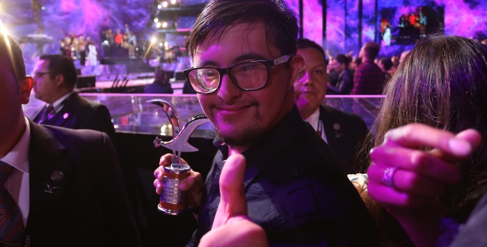 La historia detrás del joven con síndrome de Down que recibió la gaviota de Carlos Vives