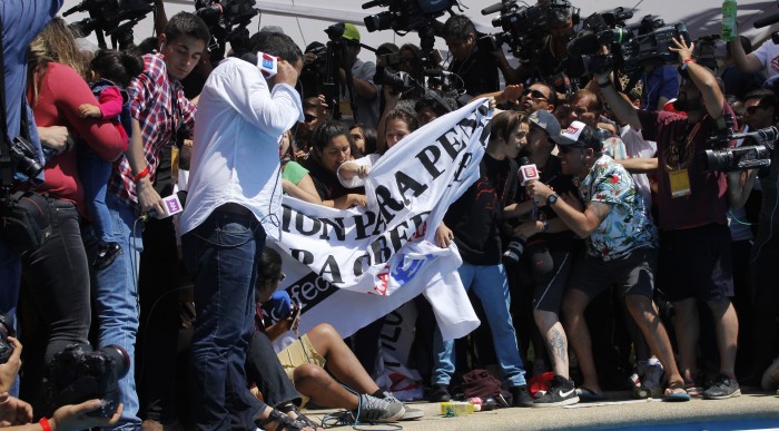 Grupo de manifestantes irrumpe en Hotel O'Higgins a minutos del piscinazo