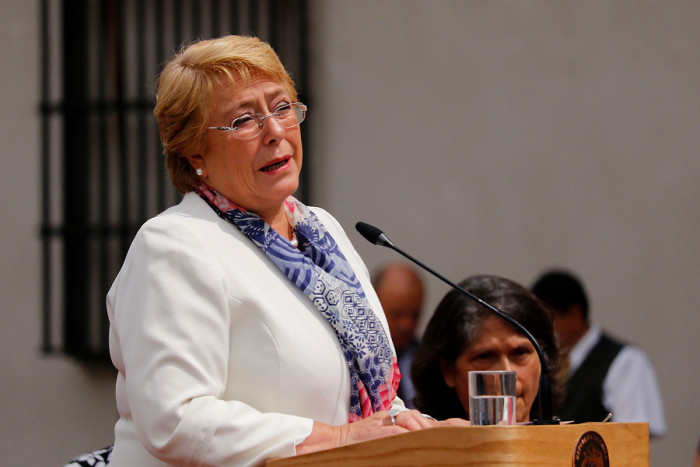 Manifestante envía vulgar mensaje a Bachelet durante su gira: lo dibujó en un lienzo